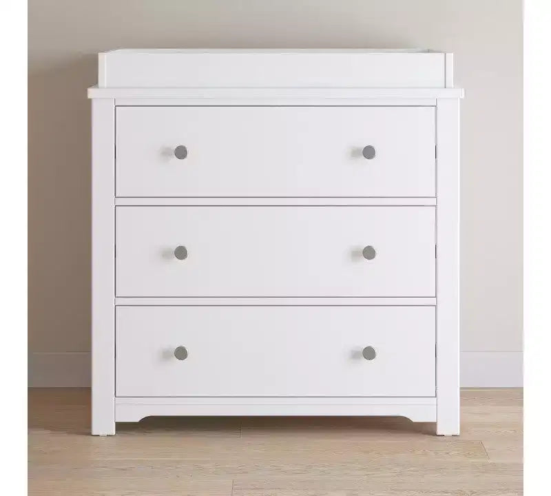 Lit de bébé convertible, commode avec plateau à langer et fauteuil à bascule confortable