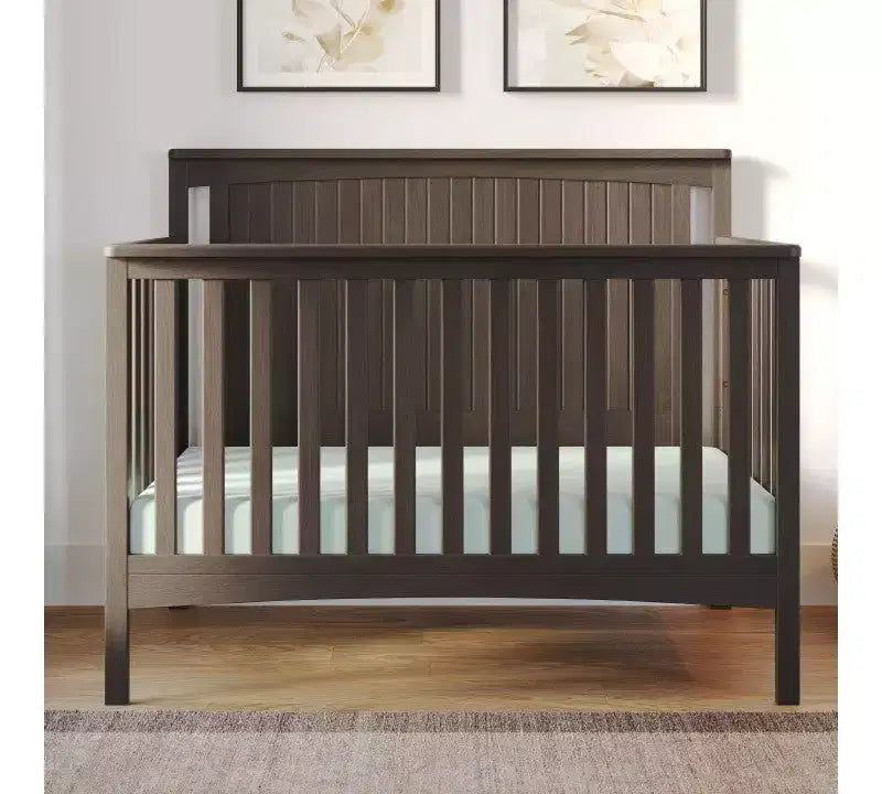 Lit de bébé convertible, commode avec plateau à langer et fauteuil à bascule confortable