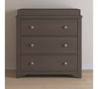 Lit de bébé convertible, commode avec plateau à langer et fauteuil à bascule confortable