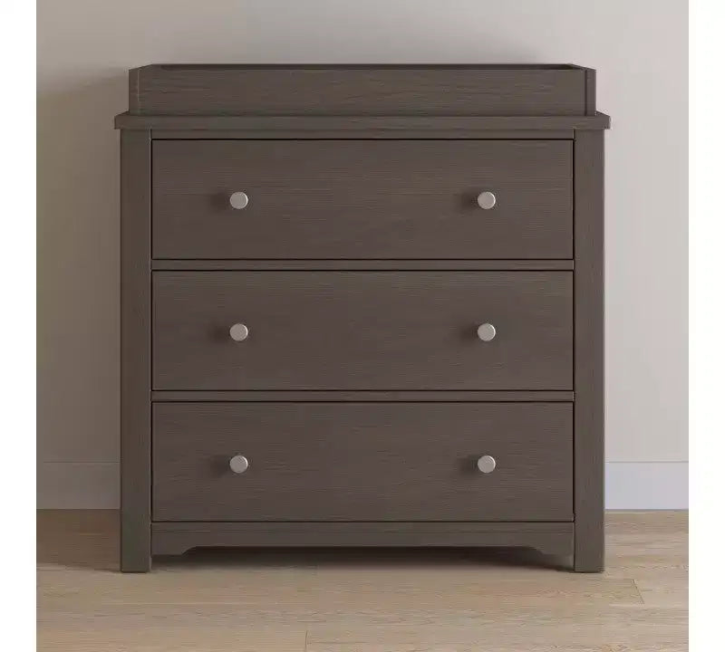 Lit de bébé convertible, commode avec plateau à langer et fauteuil à bascule confortable