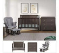 Lit de bébé convertible, commode avec plateau à langer et fauteuil à bascule confortable